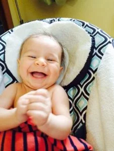 a baby laughing in a car seat description automat 1 226x300 1